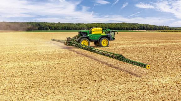 A John Deere nagyobb tartálykapacitással és a szórókeret korszerű technológiájával bővíti 500R típusú permetezőgép-sorozatát