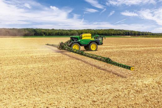 A John Deere nagyobb tartálykapacitással és a szórókeret korszerű technológiájával bővíti 500R típusú permetezőgép-sorozatát