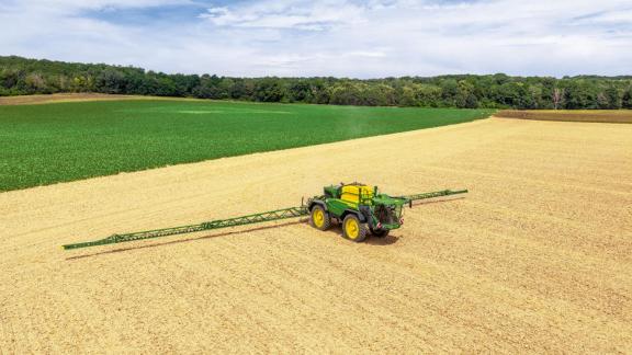 A John Deere nagyobb tartálykapacitással és a szórókeret korszerű technológiájával bővíti 500R típusú permetezőgép-sorozatát