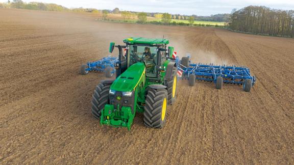 A John Deere bemutatja a 280–410 LE teljesítményű, megújult 8R, 8RT és 8RX traktormodelljeit A John Deere bemutatja a 280–410 LE teljesítményű, megújult 8R, 8RT és 8RX traktormodelljeit