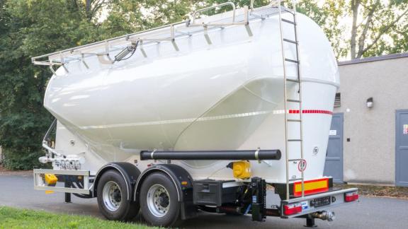 Táp és ömlesztett áru szállító ZVVZ silós tandem pótkocsi Táp és ömlesztett áru szállító ZVVZ silós tandem pótkocsi