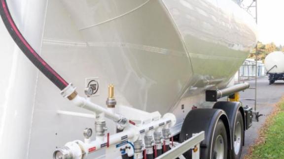 Táp és ömlesztett áru szállító ZVVZ silós tandem pótkocsi Táp és ömlesztett áru szállító ZVVZ silós tandem pótkocsi