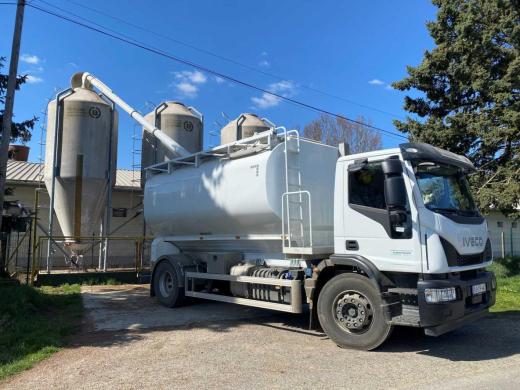 MENCI 20 m3-es táp és ömlesztett áru szállító felépítmény