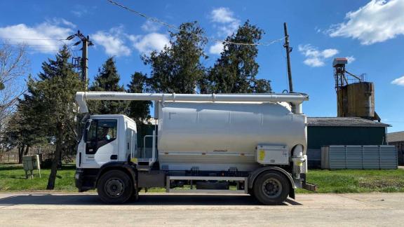 MENCI 20 m3-es táp és ömlesztett áru szállító felépítmény