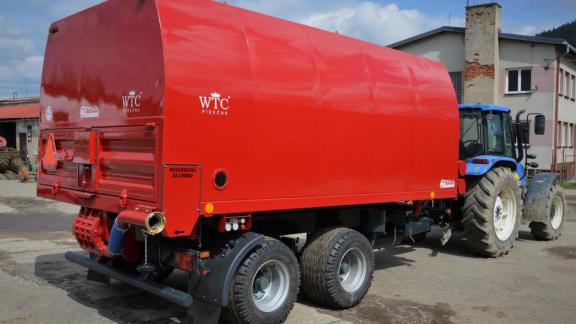 DUMET traktor vontatású zárt dobozos tápszállító pótkocsi