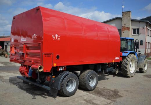 DUMET traktor vontatású zárt dobozos tápszállító pótkocsi