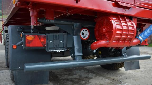 DUMET traktor vontatású zárt dobozos tápszállító pótkocsi