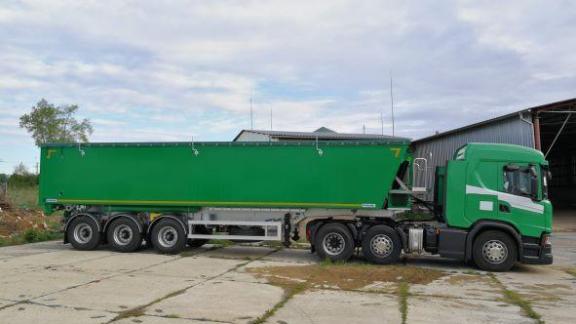 DUMET billenőplatós fújós kitárolású tápszállító félpótpótkocsi