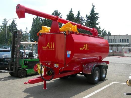 Csigás kitárolású traktor vontatású tápszállító pótkocsi az ALI MECCANICA - tól