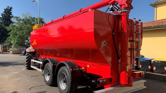 KÖZÚTI FORGALOMBAN HASZNÁLHATÓ csigás takarmány szállító traktor vontatású pótkocsi KÖZÚTI FORGALOMBAN HASZNÁLHATÓ csigás takarmány szállító traktor vontatású pótkocsi