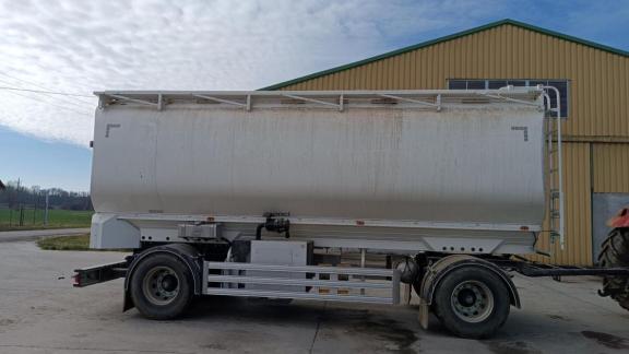 Menci takarmány- és terményszállító forgózsámolyos pótkocsi Menci takarmány- és terményszállító forgózsámolyos pótkocsi