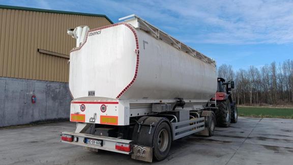 Menci takarmány- és terményszállító forgózsámolyos pótkocsi Menci takarmány- és terményszállító forgózsámolyos pótkocsi