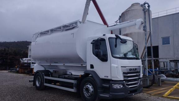 Bábolnán már nagyon várják - elkészült a MENCI csigás tápszállító tehergépkocsi