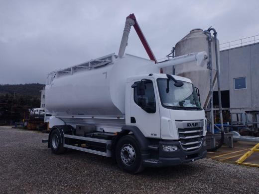 Bábolnán már nagyon várják - elkészült a MENCI csigás tápszállító tehergépkocsi