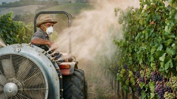 Elektronikus vezérlés ültetvényes permetezéshez