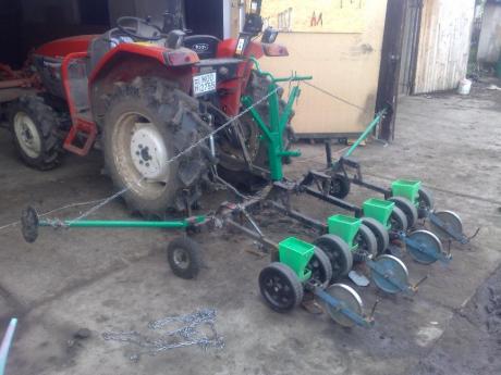 Ilyen volt, csak a szélső kerekeket ki vettem és úgy őssze tudtam tolni 20 cm-es sortávra.
