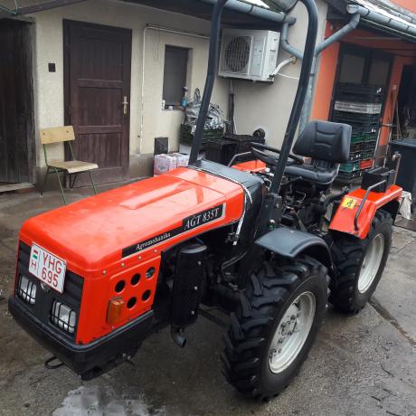 Agt 835T. Traktor